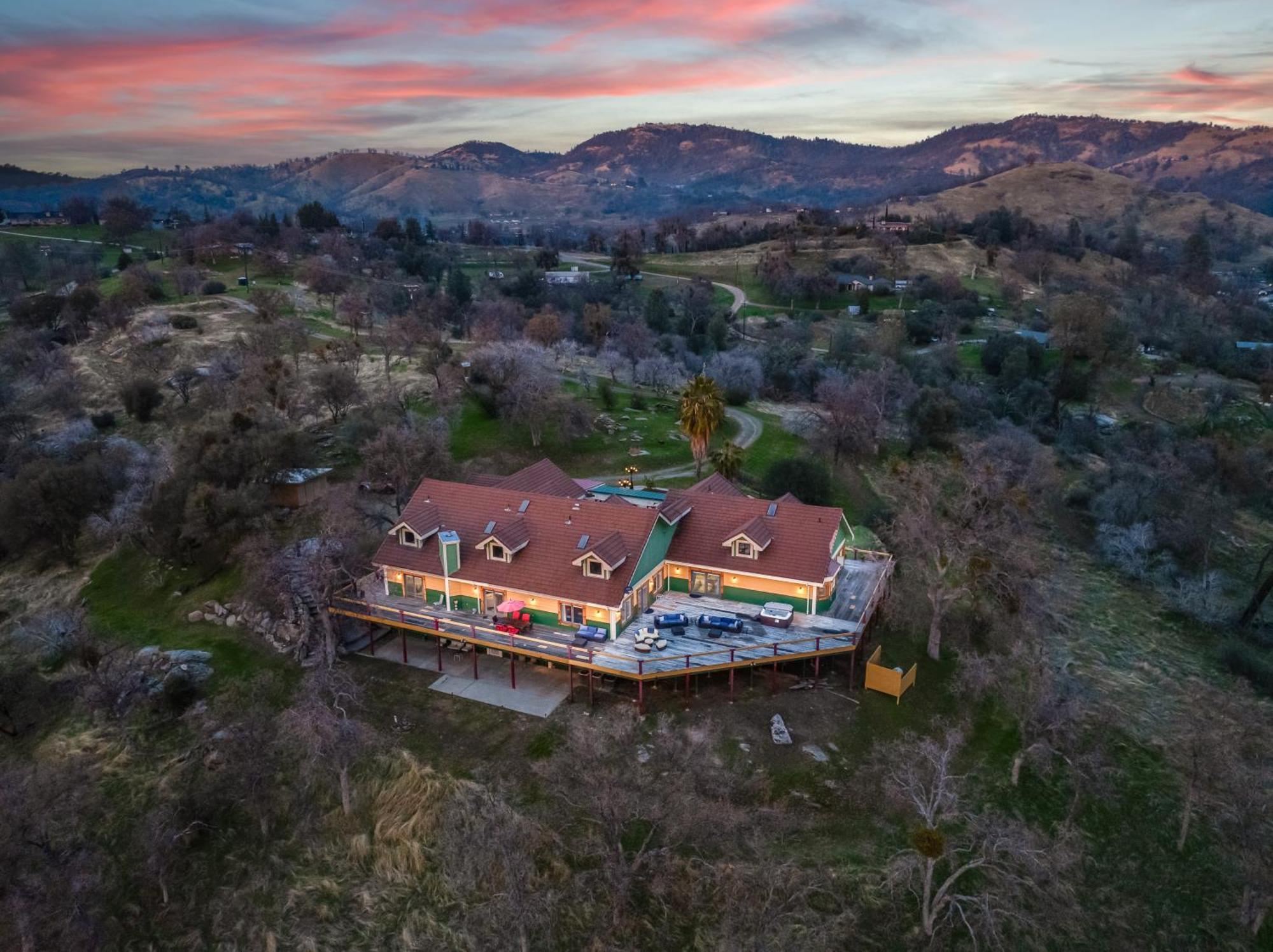 Villa Yosemite Gateway Sleeps 18 - Near Bass Coarsegold