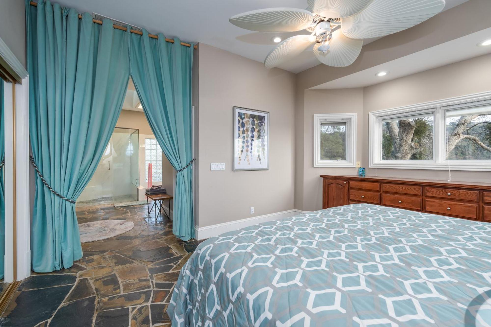 Villa Yosemite Gateway Sleeps 18 - Near Bass